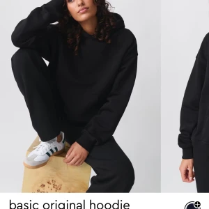 Svart basic hoodie - Säljer en stilren och bekväm svart hoodie med klassisk design. Den har en rymlig passform och en praktisk ficka framtill. Perfekt för en avslappnad look.