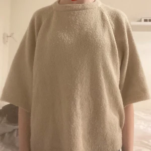 Beige tröja från lager 157 - Säljer en stilren beige tröja från lager. Tröjan har en enkel design med korta ärmar. Fråga gärna vid funderingar! Lite knopprig