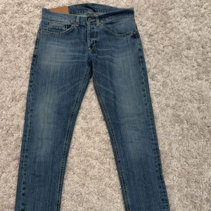 Dondup jeans - Tja,säljer dessa i princip oanvända dondup jeansen. De e knappt använda mm|| vid fler bilder eller funderingar så e de bara höra av dig| får även med på byten 