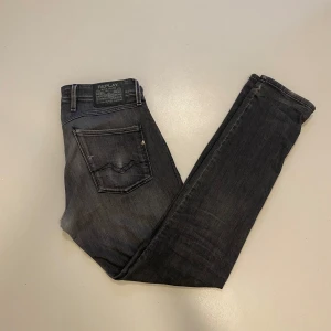 Grå replay anbass jeans - Grå/svarta replay anbass slim jeans, (storlek W32 L34) de är i väldigt bra skick med endast liten slitning som ni ser på näst sista bilden men inget som märks under användning, finns och en liten slitning på bakfickan men enligt mig är det snyggare så, skriv vid minsta fråga eller fundering💯👍