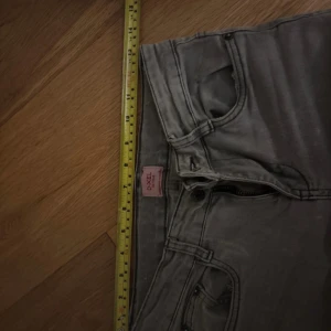 Grå bootcut jeans - Säljer mina super snygga gråa jeans från D-XEL, köpta på kidsbrandstore. De är i storlek 164 men passar mig perfekt som har storlek xs/34 i jeans. Som ni ser på fjärde bilden är dom uppsprätta där nere för att dom var lite korta på mig innan, som en referens så är jag 165 lång. Ny pris ca 600kr och säljer dom för 400kr då dom är i bra skick fortfarande. Pris går att diskuteras.
