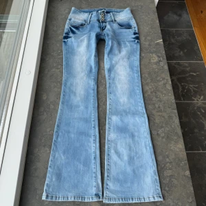 Lågmidjade jeans  - Super snygga jeans som tyvärr inte passar mig och har därför ingen bild på! Midjemått tvärsöver är 38cm, midjehöjden är 19cm och inerbens längden är 80cm. Jeansen är väldigt stretchiga så de töjer sig i storlek 💕