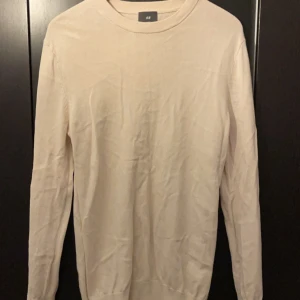 Beige tröja från H&M - Säljer en stilren beige tröja från H&M. Tröjan är i bra skick och storlek M