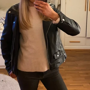 Svart skinnjacka - Snygg svart skinnjacka från vero moda med dragkedja och knappar. Perfekt för en cool och stilren look. Jackan har en klassisk design som passar till många olika outfits. Knappt använd! Den är storlek M men sitter som S/XS