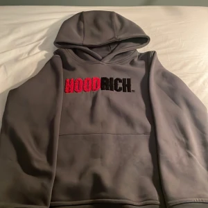 Grå hoodrich tröja  - Tja,säljer en snygg grå hoodrich tröja med röd svart text med skit bra kvalite! Ny pris på denna ligger på runt 800 hundra.