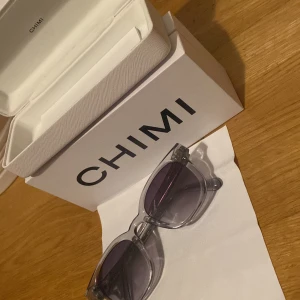 Transparenta solglasögon från CHIMI - Solglasögonen får chimi nästan helt nya använda 1-3 gånger får med box torkskydd förpackning osv för ett grymt pris!