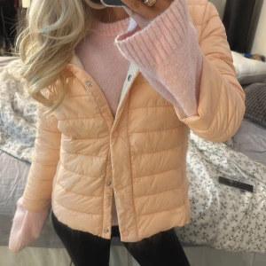 Persikofärgad pufferjacka från Amisu - Säljer en snygg persikofärgad pufferjacka från Amisu. Jackan har en quiltad design med knappar framtill och långa ärmar!!💕perfekt till våren!använt 1 gång!💕