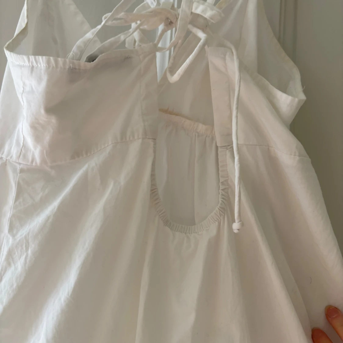 Vit sommarklänning med knytband - 2