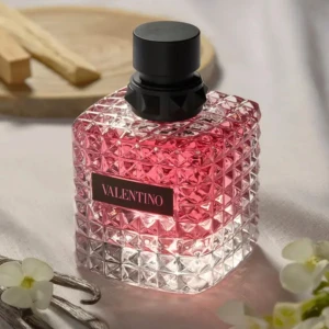 Valentino Donna Eau de Parfum - Elegant parfym från Valentino i en lyxig, facetterad glasflaska med rosa nyans. Doften är feminin och sofistikerad, perfekt för den som vill ha en touch av lyx i vardagen. Flaskan har en svart kork och kommer i en stilren rosa förpackning.