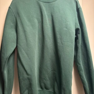 Grön sweatshirt från H&M - Säljer en grön crewneck sweatshirt från H&M i relaxed fit. Perfekt för en avslappnad stil. 