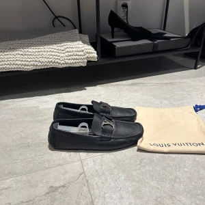 Louis Vuitton loafers - |Säljer nu dessa feta Louis Vuitton loafers i storlek 41|De är i bra skick och helhetsintrycket är fint|I köpet medföljer dustbag|Vid eventuella frågor är du välkommen att kontakta oss i pm|