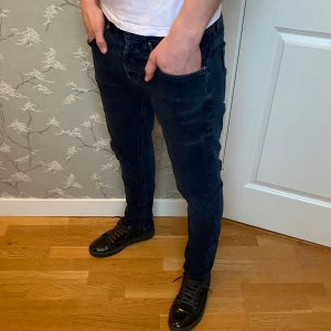 Dondup George jeans - Ett par riktigt feta mörkblå dondup jeans i modellen George. De är i riktigt bra kvalite och har riktig nice passform🤩Storlek 33, passar mer 32. Skriv vid minsta lilla fråga!