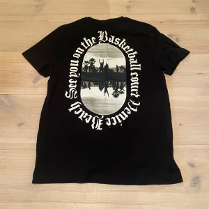 Svart t-shirt med tryck - Snygg svart t-shirt med coolt tryck på baksidan. Skriv för frågor och mått osv