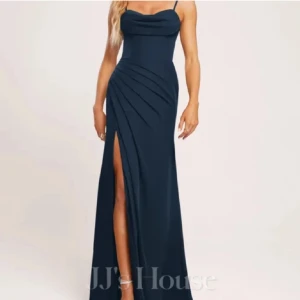 Mörkblå balklänning med slits - Jätte fin mörkblå balklänning som aldrig kom till användning då den var för liten på mig. Chiffong tyg. Köptes på JJ’s House för 2000kr. Helt ny med prislapp kvar💓