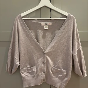 Beige kofta  - sån fin kofta. storleken är 38/40 men sitter som en M. perfekt med ett vitt linne eller tshirt under!