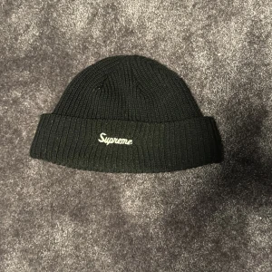 Supreme mössa  - Supreme mössa köpt i supreme butik i london. Onesize. Skicket är bra men använd ett fler tal gånger 