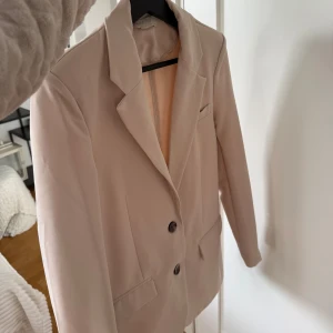 Beige kavaj - Använd 1 gång. 