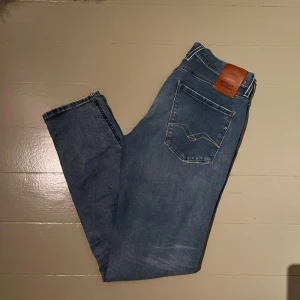 Replay Anbass Jeans - Säljer ett par replay jeans i bra skick. Vid snabb affär är sökning på pris helt okej! Skriv gärna vid fler funderingar.