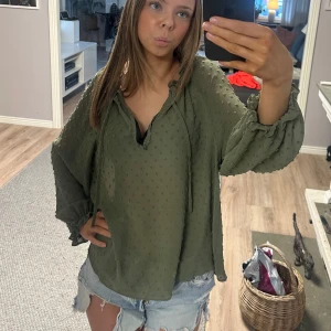 Grön blus - En söt grön blus från zara💗knappt använd så den är i bra skick 💗kommer inte till användning längre💗