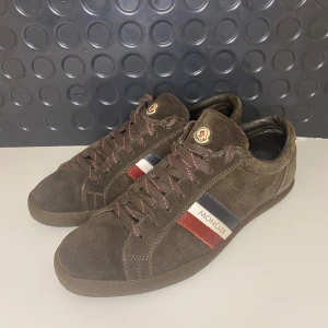 Moncler skor - Snygga Moncler skor! Skicket är 9/10 kanske någon fläck men det går att tvätta bort! Skorna passar 42!