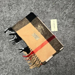 Halsduk från Burberry - Halsduk från burberry gjord i kashmir för 399kr perfekt för vinter!