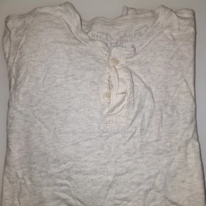 Beige långärmad tröja från American Eagle - Perfekt för en avslappnad stil. Den är tillverkad i ett mjukt material som ger en bekväm passform. Garderobsrensning så kika gärna på övriga auktioner.