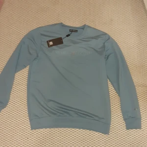 blå tröja från Emporio Armani - Hej Säljer en helt äkta blå tröja från Emporio Armani o den e nytt jag har använt den typ 2 gånger bara priset kan diskuteras 