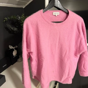 Rosa tröja från Davida - Säljer en mjuk och gosig rosa tröja från Davida. Är i storlek L men jag som använder S/M skulle säga att den passar st s. Nopprig men går att fixa med noppmaskin, även en diffekt på tröjan men skulle påstå att den inte märks så tydligt när man har på sig den. Kommer ej ihåg Nypris men lär ligga runt 2500kr. 100% Kashmir.