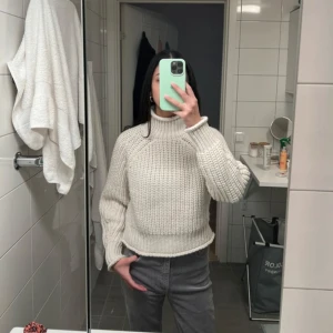 Vit stickad polotröja - Säljer en mysig vit stickad polotröja med hög krage. Storlek XS från h&m, knappt använd. Tröjan har en avslappnad passform och långa ärmar, perfekt för kyligare dagar. Den är ribbad vid ärmslut och nederkant för extra komfort. Perfekt för höst och vinter!🩷