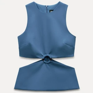 Topp med cut out  - Snygg blå slutsåld topp ifrån Zara. Aldrig använd med prislapp kvar. Storlek L men liten i storleken 