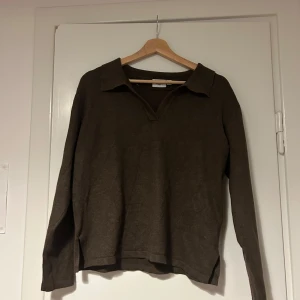 Brun tröja från Saint Tropez - Säljer en stilren brun tröja från Saint Tropez i storlek S. Tröjan har en klassisk krage och långa ärmar! Inköpt för 499 kr 