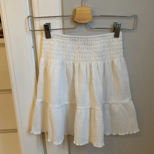Vit kjol från Gina Tricot - Vit kjol från gina i storlek xxs men den är stretchig så passar mig som brukar ha xs/s , använd endast en gång. Inga defekter