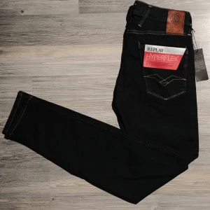 Mörkblå Replay Anbass Jeans  - Säljer nu dessa riktigt snygga Replay Jeansen. Modellen på jeansen är anbass. Helt nya med taggar, aldrig använda. Storlek 28/32. Nypris 1600-1800kr, mitt pris endast 599kr🤝. Ser mörkare ut på bilder‼️Hör av dig om du undrar något eller vill ha fler bilder! 