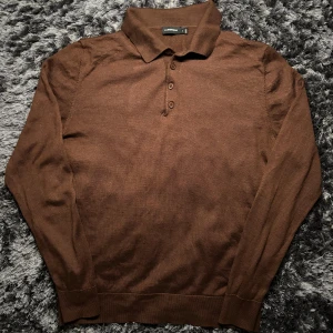 J.Lindeberg Pikétröja - Brun pikétröja från J.Lindeberg | Skick 9/10 | Storlek M men passar mer som S | Skicka frågor vid funderingar om plagget | Köpare står för frakten 
