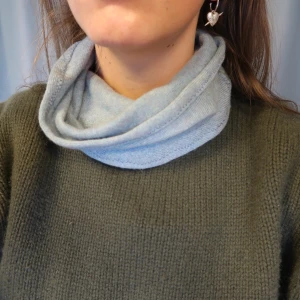 Kashmir buff - Ljusblå buff i 100% återvunnen kashmir🩵