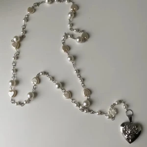 rosary halsband med hjärtformad locket - super sött rosary halsband med pärlor och en hjärtformad locket💕använd max 1-2 gånger