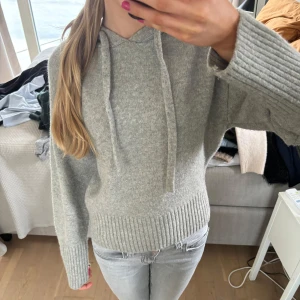 Grå stickad hoodie  - Mysig grå hoodie från Zara med ribbade muddar. Perfekt för kyliga dagar, strl s💘