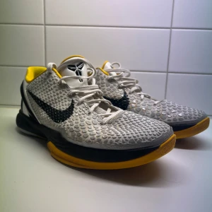Kobe 6 Del Sol - Jag säljer mina kobes för att de inte passar längre. Det är troligen den bästa skon jag har använt.Den har en platta under skon som hjälper än att hoppa högre. De har fof bra grepp. Skorna är äkta. Pris kan diskuteras 