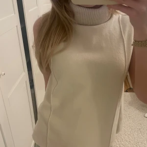 kortärmad polotröja  - polotröja från zara utan ärmar i storlek S, endast använd ett fåtal gånger! 