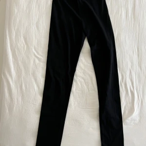 Svarta leggings - Snygga svarta leggings i ett stretchigt material. Perfekta för en bekväm och stilren look. Passar bra till både avslappnade och mer uppklädda tillfällen.