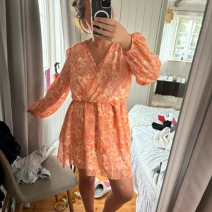 New yorker klänning  - Säljer denna fina klänning jag köpte på new yorker förra sommaren. Klänningen är i storlek 40 men passar mig som bär s&m. <