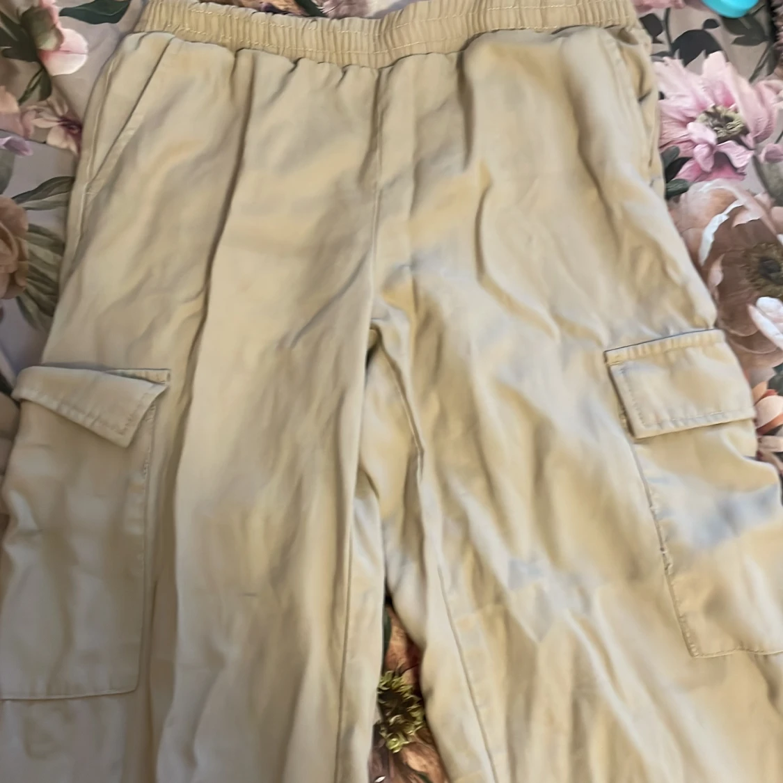 Beige cargobyxor från Guppy