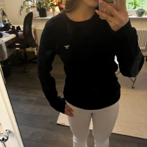 Mörkblå tröja - OBS!! Den är mörkblå inte svart!! Fint skick, storlek 170 vilket motsvarar S
