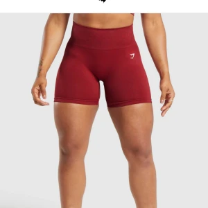  röda gymshark shorts  - slutsålda gym shorts i röd, har testat en gång men de passar inte mig då tänkte jag sälja dem. Nypris 449 kr 💗