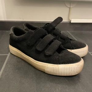 Even&Odd skor - Svarta sneakers från Even&Odd. Strl 40. De är  slitna på insida och utsida. Skriv privat för bilder