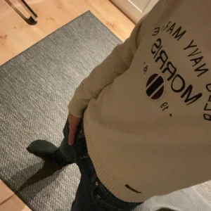 Varm, skön Morris tröja! - Hej jag säljer denna Morris tröja för 240kr💸eftersom att jag inte tyckte om färgen så mycket. Den är helt ny och helt perfekt skick! Har bara använt den 2 gånger (jag provade den 2 gånger och sedan tog bilder med den för att sälja den).🤗 Den kostade 600kr men säljer billigare för jag vill ha pengar ASAP! Skriv i DM om du har några funderingar!☺️