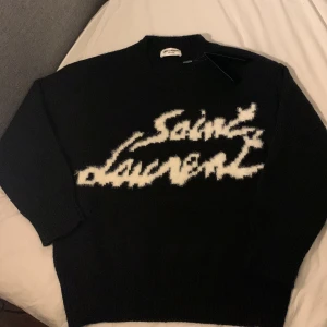 Svart tröja från Saint Laurent - Säljer min tröja från Saint Laurent, storlek M. Den är i 10/10 skick/nyskick.