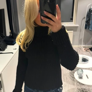 Stickad tröja - Säljer min svarta stickade polo tröja från desing by si. Har endast använts en gång, är i helt nyskick! Köpte för 550kr, hör av er för fler bilder(: