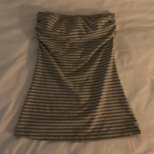 Randig tube top - En super gullig randig strapless tube top som tyvärr var för liten, köpt här på plick. Har resorband för att hålla den uppe, står M men skulle säga att den passar xs-s. 