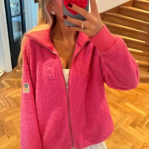Rosa teddyjacka med dragkedja - Säljer en supermjuk och gosig rosa teddyjacka med dragkedja framtill.  Helt slut såld 💗 passar s och m 💗💗